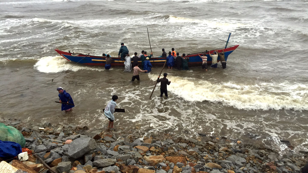 Phương tiện bị mắc cạn ở cửa biển mới Lạch Giang ngày 8.12 - Ảnh: Đình Toàn