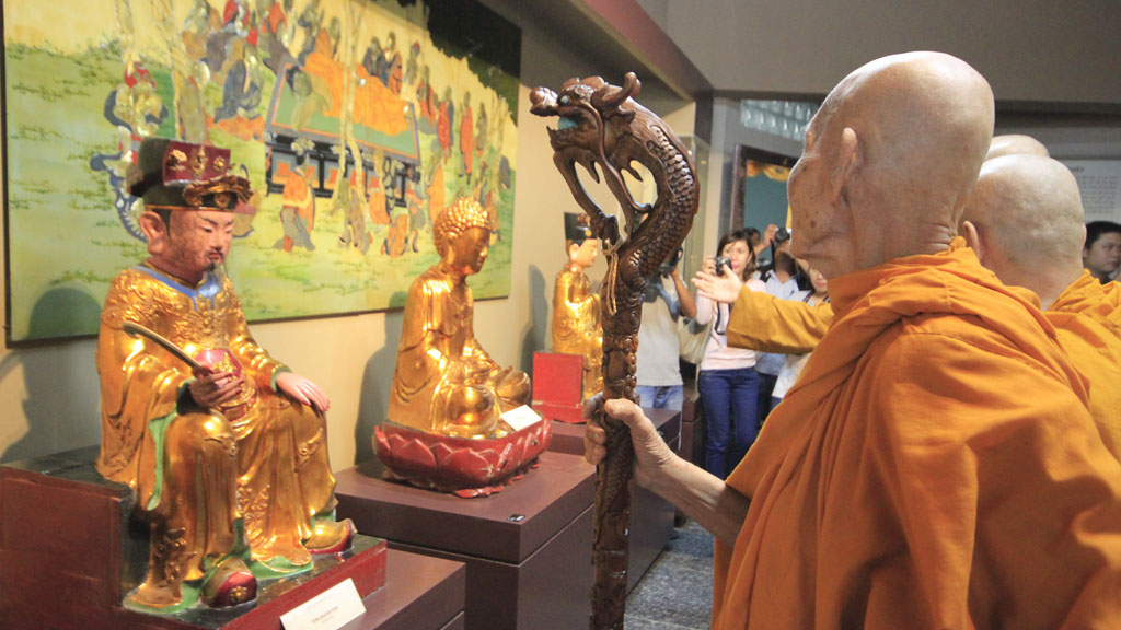 Các sư thầy chiêm ngưỡng tượng Phật được sắp đặt theo văn hóa miền Bắc