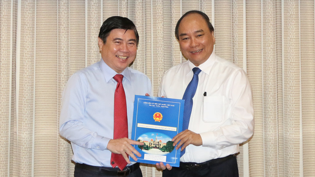 Phó thủ tướng Nguyễn Xuân Phúc (phải) trao quyết định phê chuẩn của Thủ tướng cho ông Nguyễn Thành Phong