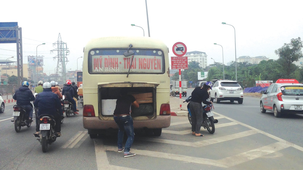 Xe khách vô tư dừng đỗ đón khách, vận chuyển hàng hóa trên đường Phạm Hùng - Ảnh: Bảo Hoàng