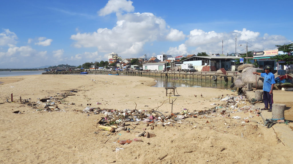 Cảng cá phường 6 bị tê liệt do cát bồi lấp - Ảnh: Đức Huy