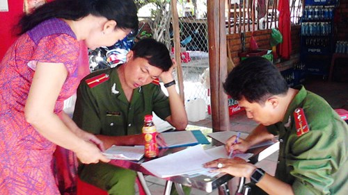 Lực lượng chức năng Cà Mau lập biên bản khi một khách hàng phản ánh sản phẩm trà Dr Thanh có vật lạ - Ảnh: Gia Bách