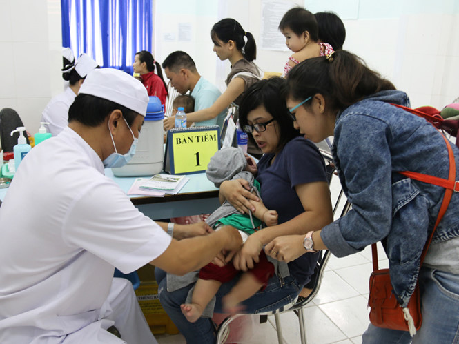 TP.HCM nhận đăng ký tiêm vắc xin '5 trong 1' qua tổng đài 1080 từ ngày 29.12 - Ảnh: Nguyên Mi