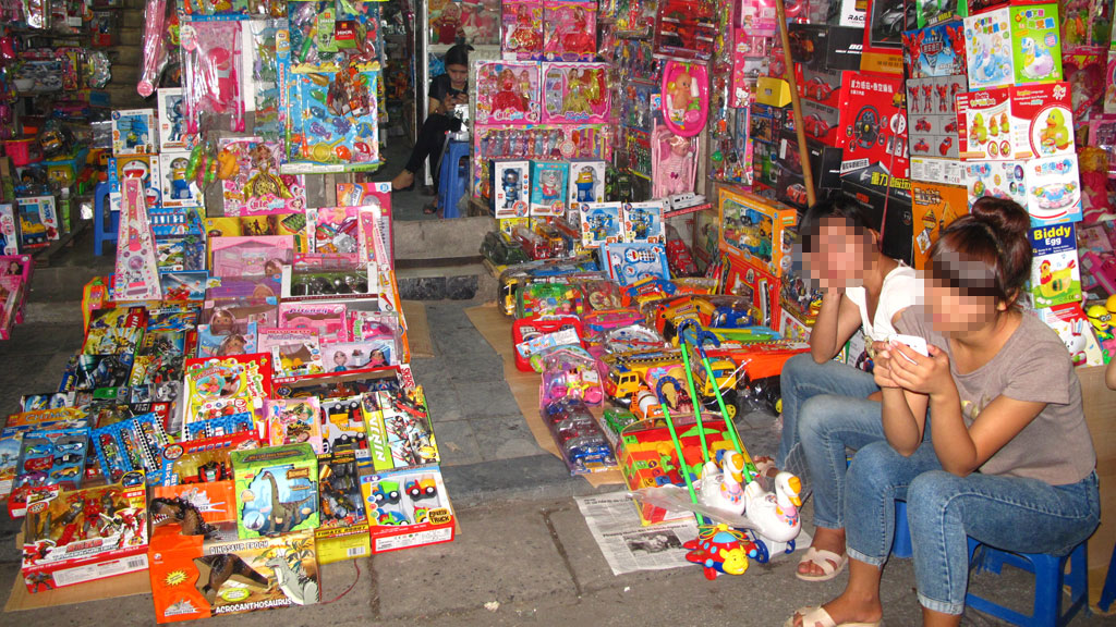 Cẩn trọng với đồ chơi bày bán không rõ nguồn gốc - Ảnh: Nguyên Nga