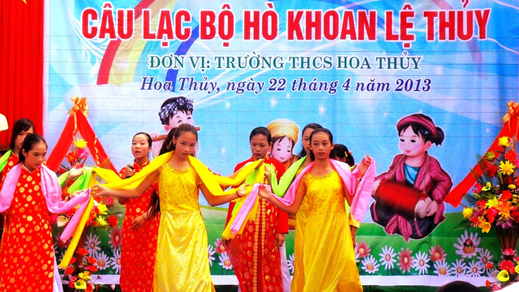 Các CLB hò khoan trong trường học ở Lệ Thủy - Ảnh: Ngọc Liên