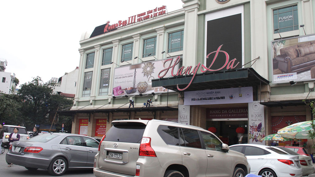 Bãi gửi xe lấn chiếm lòng đường trước cửa trung tâm thương mại Hàng Da - Ảnh: Hải Long 