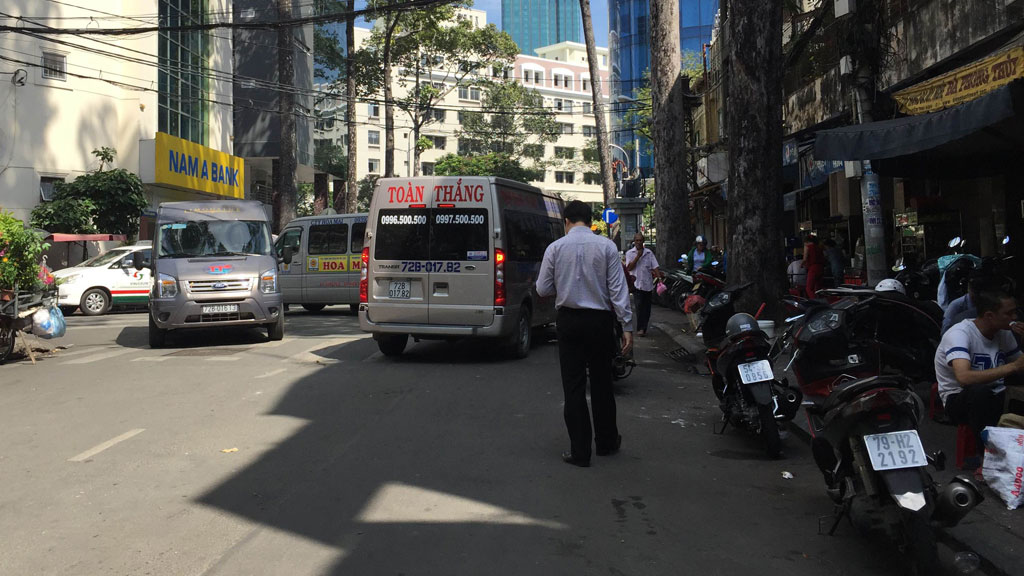 Ô tô khách vô tư quay đầu xe trên đường Nguyễn Thái Bình - Ảnh: Đàm Huy