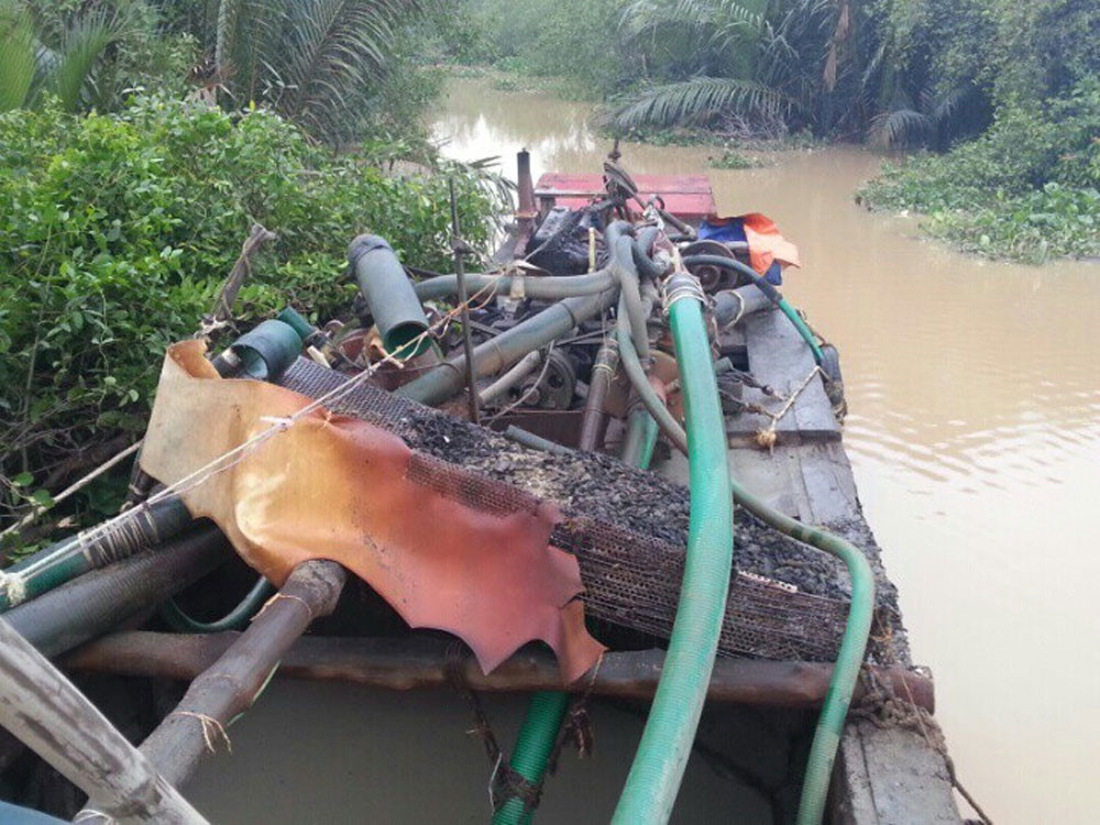 Một phương tiện khai thác cát trộm trên sông Đồng Nai bị Phòng Cảnh sát đường thủy (PC68) Công an TP.HCM bắt giữ hồi tháng 10.2015 - Ảnh: Công Nguyên