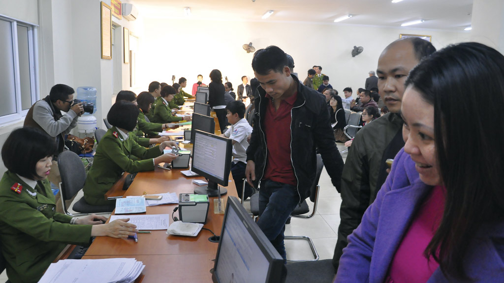 Công dân đến làm thủ tục cấp thẻ căn cước ở trụ sở Phòng Cảnh sát Quản lý hành chính về Trật tự xã hội - Ảnh: Bảo Hoàng