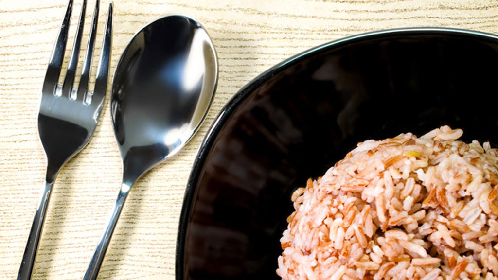 Ăn gạo lứt giữa ngày giúp cung cấp năng lượng cho cơ thể - Ảnh: Shutterstock
