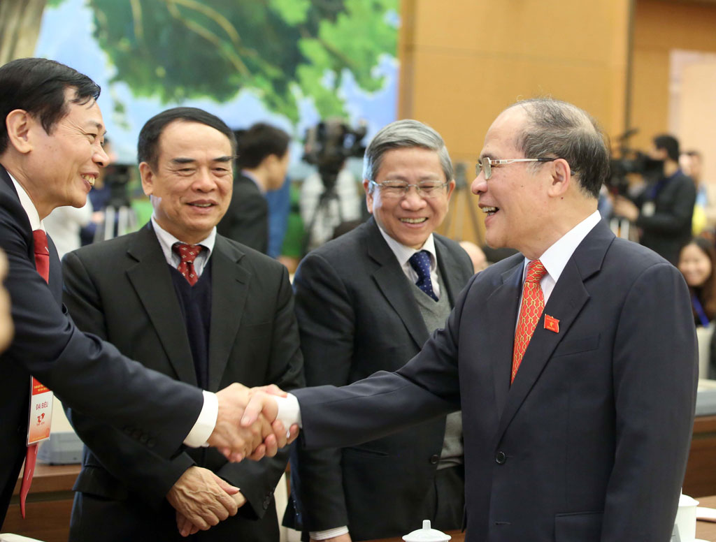 Chủ tịch Quốc hội Nguyễn Sinh Hùng chào mừng các đại biểu Quốc hội dự lễ - Ảnh: Ngọc Thắng