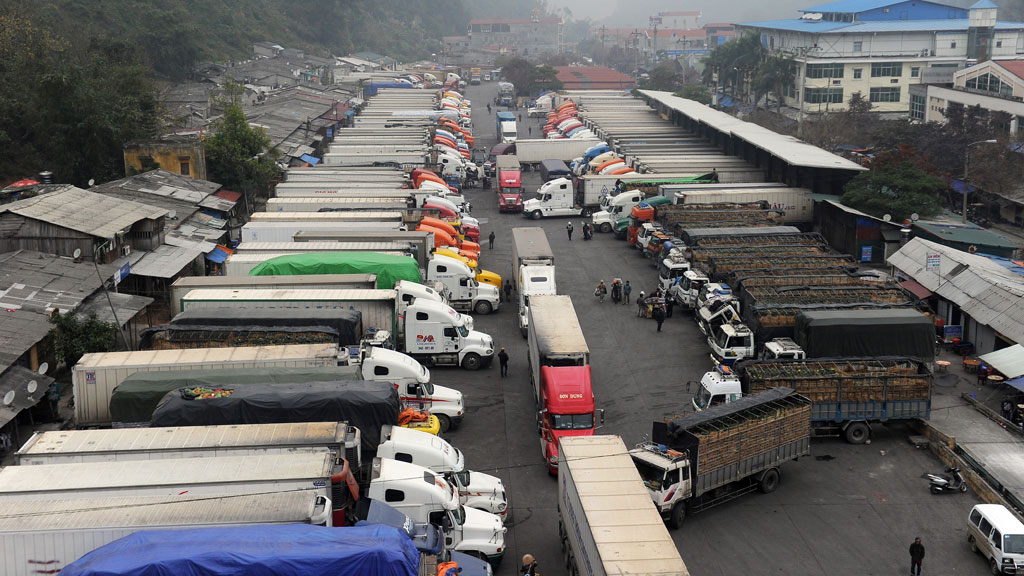 Do thiếu khu trung chuyển nên hàng hóa xuất đi Trung Quốc thường xuyên ách tắc ở các cửa khẩu thuộc Lạng Sơn - Ảnh: Bình Minh