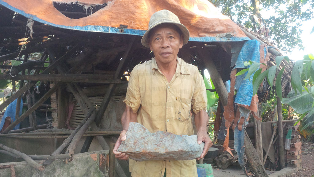 Cục đá nặng hơn 12 kg rơi xuống sát nhà bà Giáng Thị Huệ ngày 20.12.2015 - Ảnh: Lê Lâm