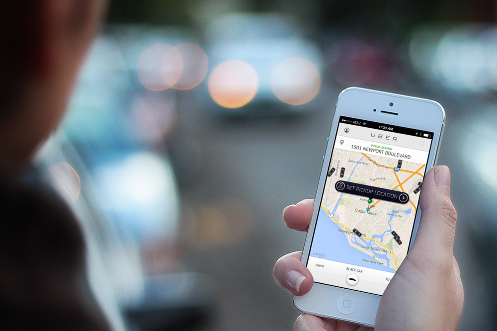 Uber đang là dịch vụ gọi xe qua di động còn gây tranh cãi nhiều tại Việt Nam - Ảnh: AFP