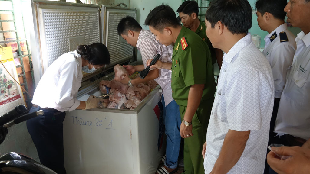 Lực lượng chức năng kiểm tra cơ sở kinh doanh thịt trái phép - Ảnh: Mai Trâm