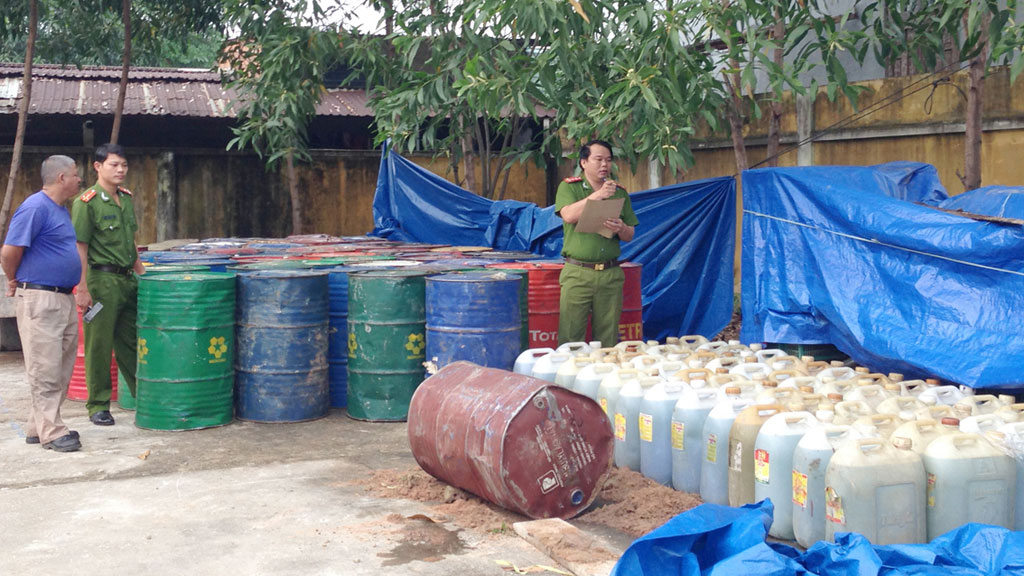 Lượng xăng dầu trái phép của bà Thảo tại H.Đại Lộc đang được tạm giữ để mở rộng điều tra - Ảnh: K.Thái