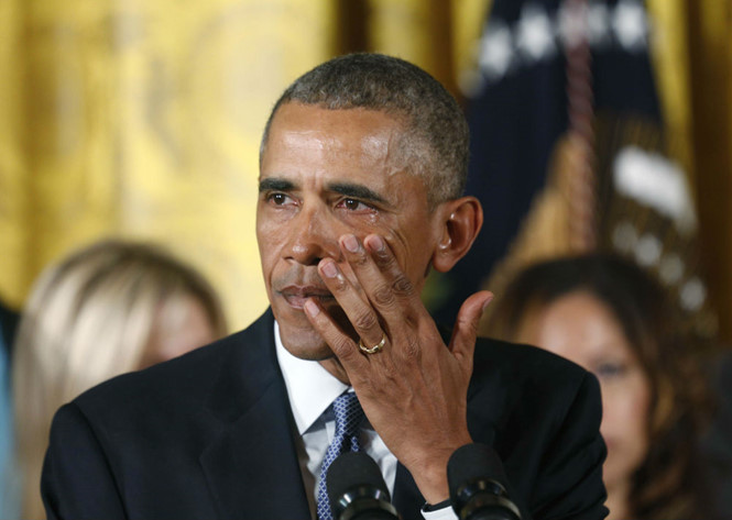 Tổng thống Obama rơi nước mắt khi nói về các vụ xả súng ở Mỹ - Ảnh: Reuters
