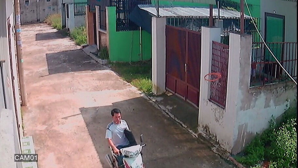 Hình ảnh Đặng Ngọc Hưng mang tivi trộm cắp đi cất giấu bị camera ghi hình lại - Ảnh công an cung cấp