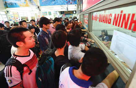 Hà Nội và nhiều tỉnh phía Bắc đã sẵn sàng kế hoạch hỗ trợ tiền tàu xe cho công nhân về quê ăn Tết - Ảnh: Ngọc Thắng