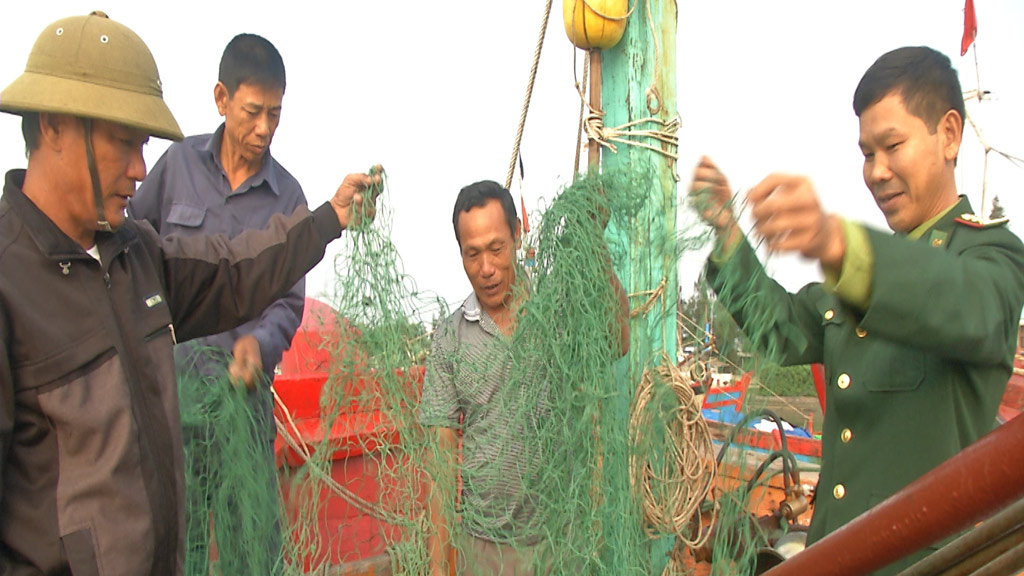 Những cheo lưới của ngư dân Quảng Trị bị phá nát do neo của tàu cá ngư dân Trung Quốc .