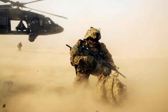 Binh sĩ Mỹ trong một nhiệm vụ chung với cảnh sát Afghanistan hồi năm 2014 - Ảnh: Reuters