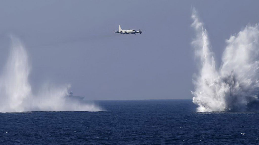 Máy bay săn ngầm P-3C của Nhật trong một cuộc diễn tập - Ảnh: Reuters