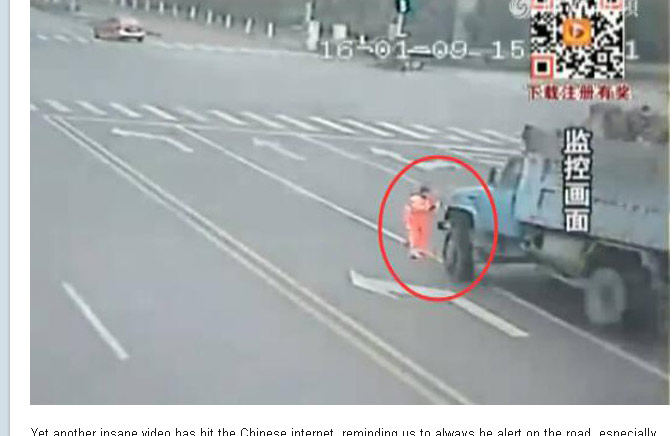 Thời khắc chiếc xe lao vào nữ công nhân vệ sinh - Ảnh chụp màn hình Shanghaiist