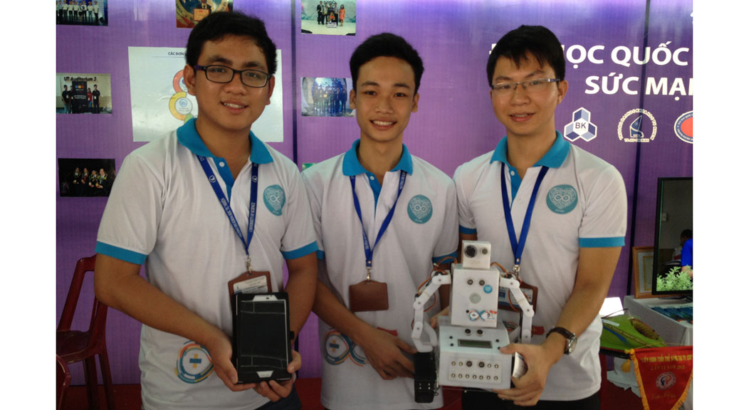 Huy, Tâm, Hưng (từ trái qua) và T-res Robot - Ảnh: Lê Thanh