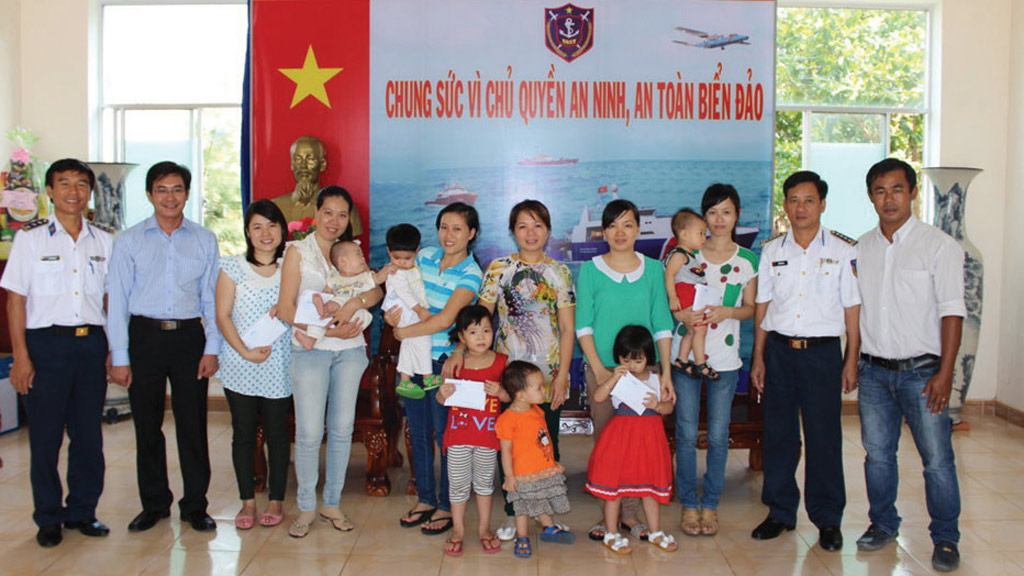 Đại diện Báo Thanh Niên trao tiền hỗ trợ cho các gia đình cảnh sát biển ở Vũng Tàu đang làm nhiệm vụ gìn giữ chủ quyền, biển đảo - Ảnh: Minh Anh