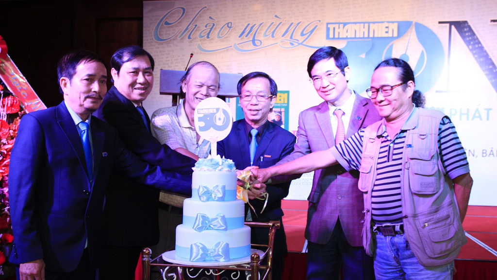 Lãnh đạo báo cùng lãnh đạo các địa phương cắt bánh nhân lễ sinh nhật Báo Thanh Niên - Ảnh: Hoàng Sơn