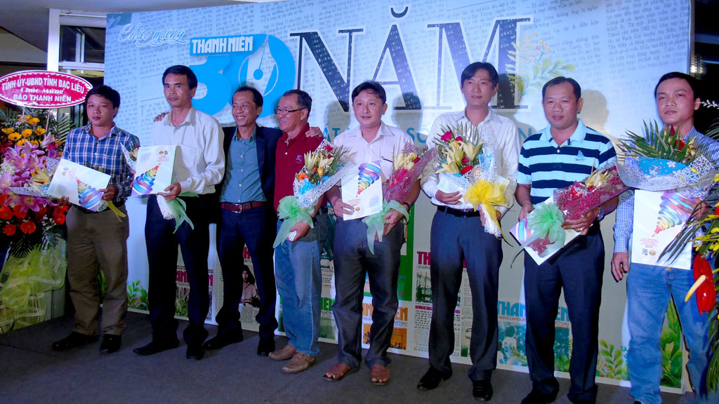 Phó tổng biên tập Báo Thanh Niên Hải Thành (thứ 3 từ trái sang) khen thưởng các cộng tác viên - Ảnh: Q.M.N