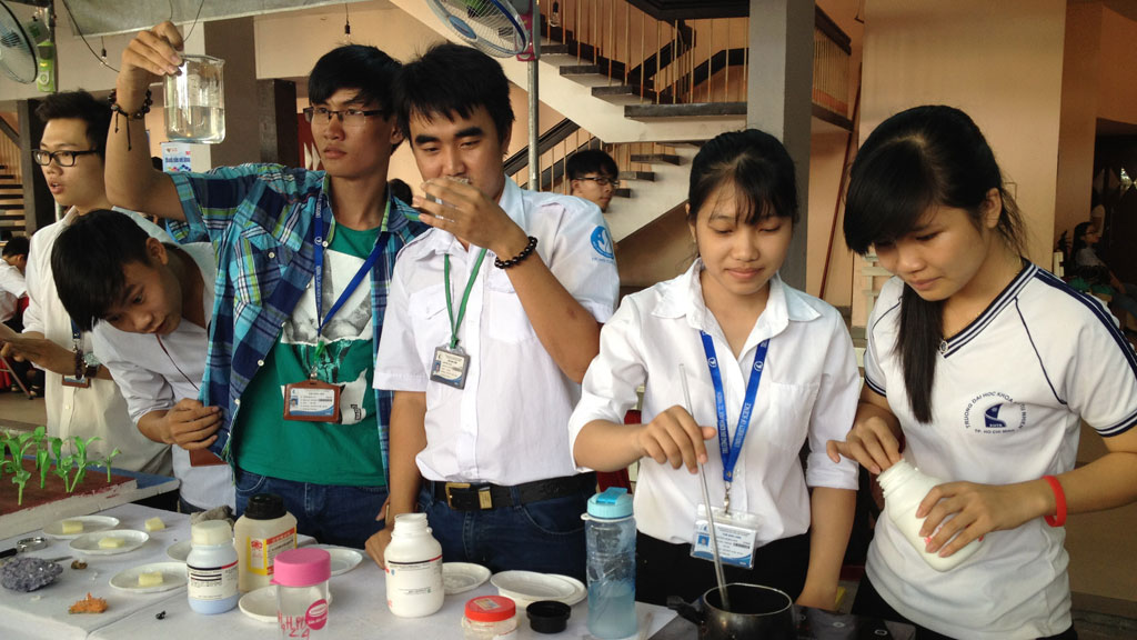 Bạn trẻ hào hứng thực hiện các thí nghiệm phản ứng hóa học tại các phòng thí nghiệm được bố trí tại ngày hội - Ảnh: Lê Thanh