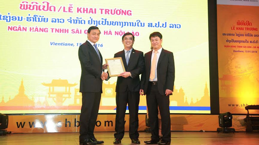 Thống đốc Ngân hàng Quốc gia Lào trao Giấy phép hoạt động cho Ngân hàng TNHH Sài Gòn - Hà Nội Lào tại Viêng Chăn
