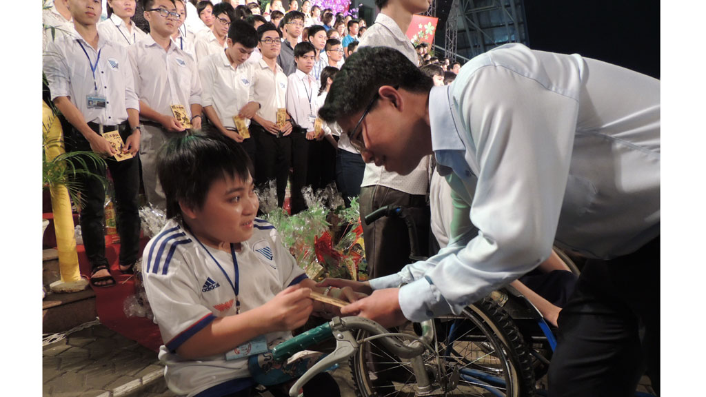 Anh Phạm Hồng Sơn, Phó bí thư Thành đoàn, Chủ Hội LHTN TP.HCM tặng quà tết, động viên sinh viên khuyết tật tại chương trình - Ảnh: Lê Thanh