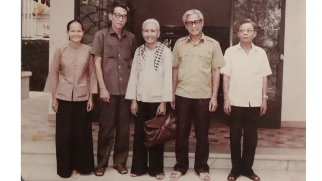 Cố Thủ tướng Võ Văn Kiệt (thứ 2 từ phải qua), bà Ba Thi (đứng giữa), ông Lữ Minh Châu (thứ 2 từ trái qua) là những người đưa ra và thực hiện chủ trương đưa gạo từ miền Tây lên cứu đói cho người dân Sài Gòn - Ảnh tư liệu của ông Lữ Minh Châu