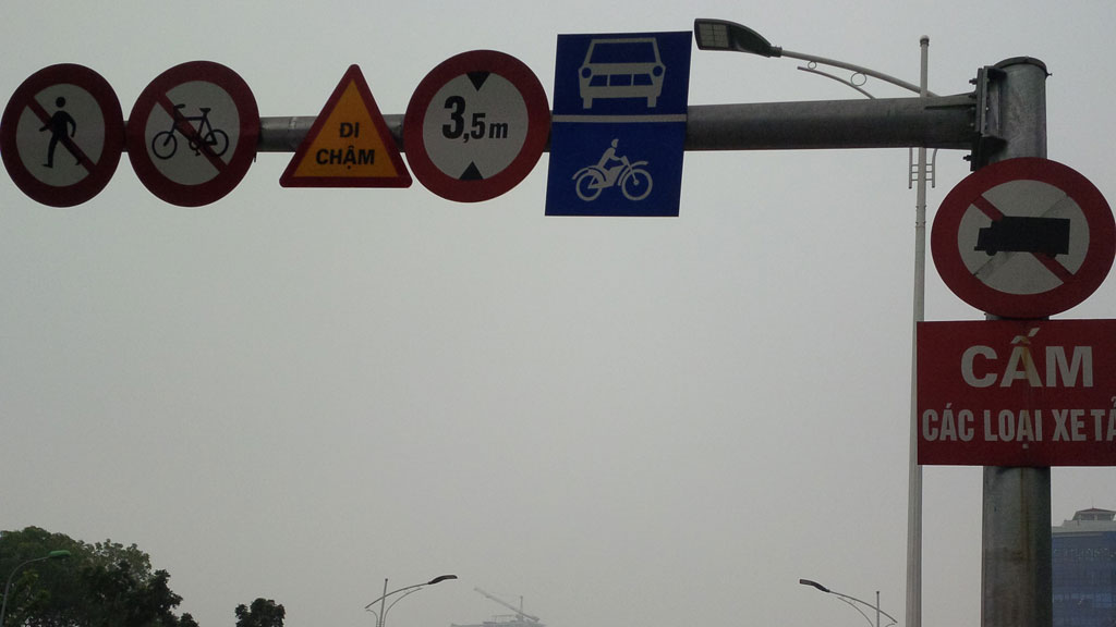 Hà Nội đã thay biển 40 km/giờ bằng biển “Đi chậm” - Ảnh: M.Hà