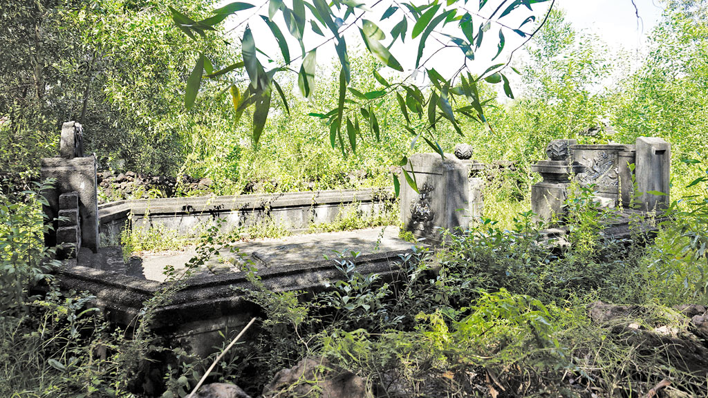Khu lăng mộ Đô thống chế Lê Văn Hoan đang xuống cấp trầm trọng - Ảnh: An Dy