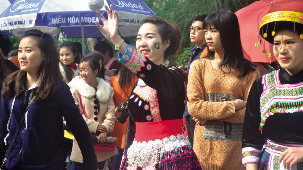 Các cô gái Mông ném pao ở chợ Tết - Ảnh: Thúy Hằng