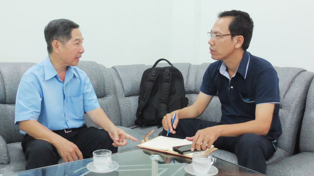 Ông Nguyễn Văn Thế (trái) trả lời PV Thanh Niên - Ảnh: H.Linh