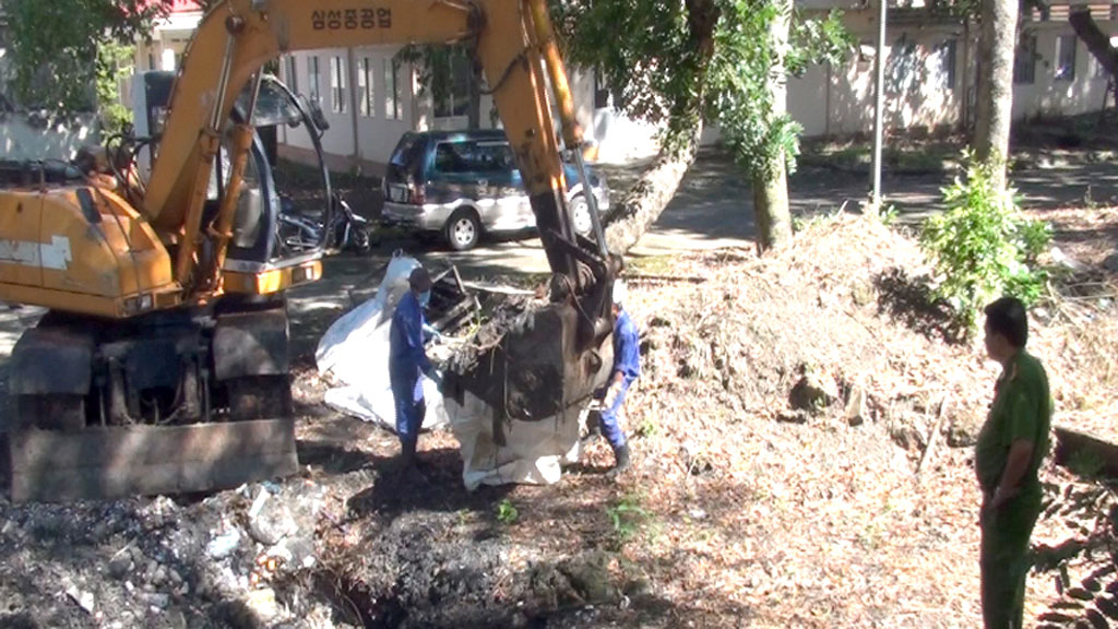 Cơ quan chức năng đã khai quật tổng cộng 66,4 tấn chất thải nguy hại - Ảnh: Đào Nguyễn