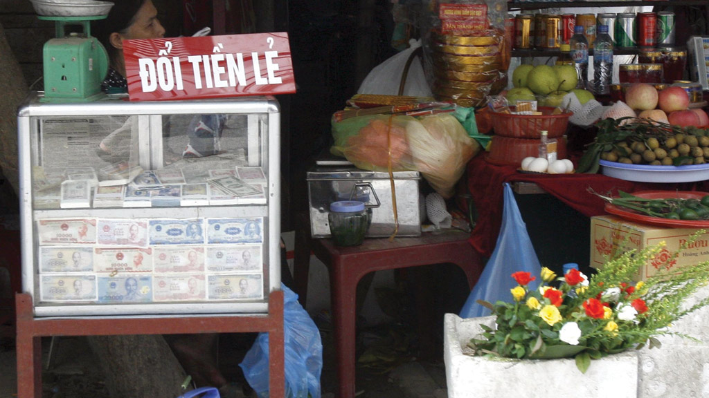 Thùng đổi tiền lẻ bày công khai tại phủ Tây Hồ (Hà Nội) - Ảnh: Ngọc Thắng