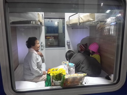 Hành khách đi tàu SE8 khởi hành sáng 26.1 tại ga Sài Gòn - Ảnh: M.Khanh