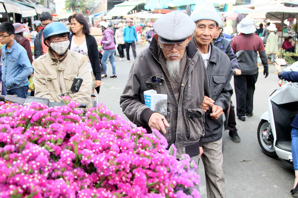 Nhiều cư dân lớn tuổi của thành phố hoa dạo quanh chợ trong những ngày giáp tết 