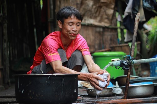 Anh Lang sau gần 3 năm bỏ rừng về làng - Ảnh: Trác Rin