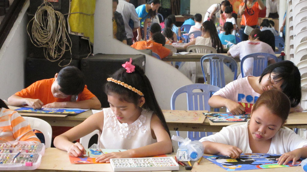 Các em thiếu nhi tham gia vẽ tranh tại cuộc thi - Ảnh:  Lê Thanh