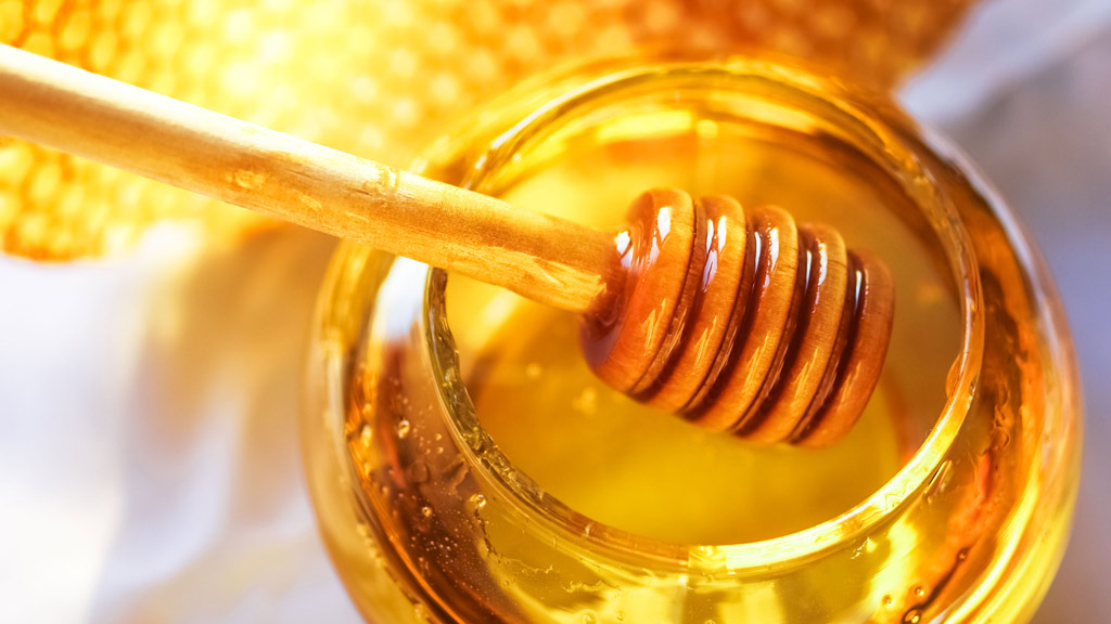 Mật ong giúp điều trị đau họng - Ảnh: Shutterstock