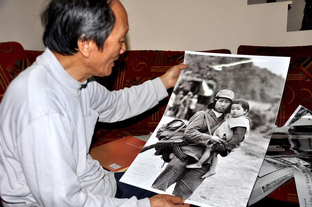 Nghệ sĩ nhiếp ảnh Mạnh Thường bên tấm hình ông đã chụp 37 năm trước - Ảnh: M.T.H