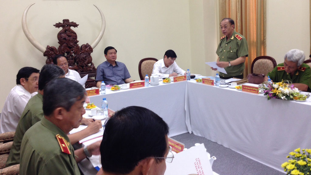 Trung tướng Lê Đông Phong (đứng) báo cáo tại buổi làm việc - Ảnh: Tân Phú