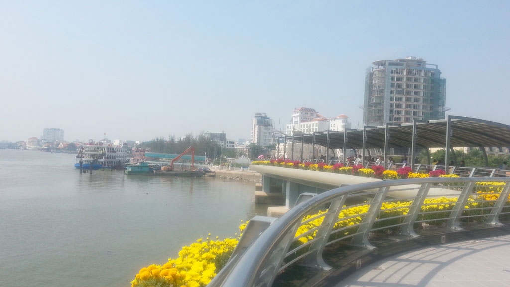 Cầu đi bộ tại Bến Ninh Kiều - Ảnh: Quang Minh Nhật