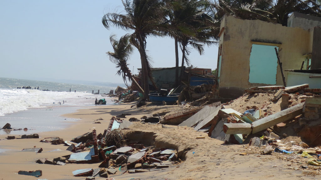 Hiện trường sạt lở bãi biển Phan Thiết làm nhiều nhà dân bị đổ sập (ảnh chụp chiều 19.2) - Ảnh: Quế Hà